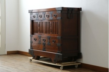 中古　アンティーク調　重厚な金具と引き戸の彫刻が印象的な車箪笥　(R-086019)