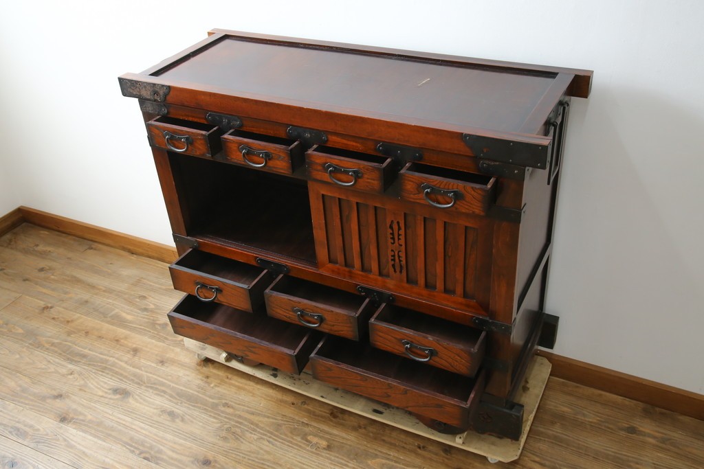 中古　アンティーク調　重厚な金具と引き戸の彫刻が印象的な車箪笥　(R-086019)