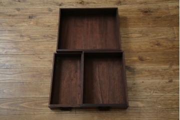 中古　アンティーク調　重厚な金具と引き戸の彫刻が印象的な車箪笥　(R-086019)