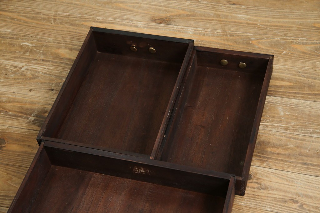 中古　アンティーク調　重厚な金具と引き戸の彫刻が印象的な車箪笥　(R-086019)