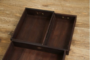 中古　アンティーク調　重厚な金具と引き戸の彫刻が印象的な車箪笥　(R-086019)