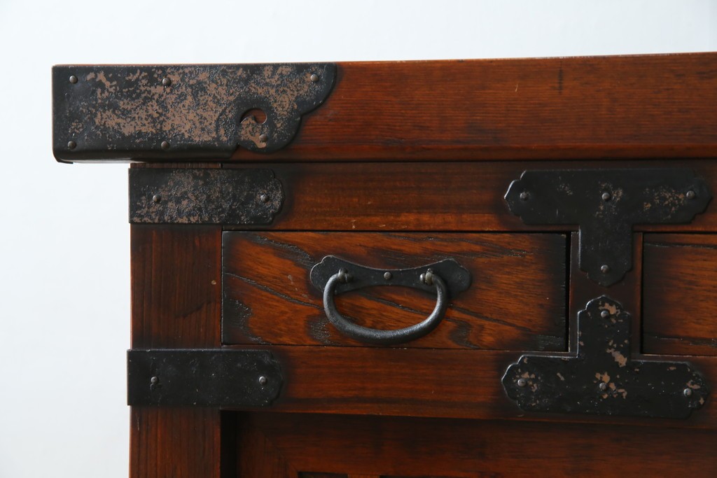 中古　アンティーク調　重厚な金具と引き戸の彫刻が印象的な車箪笥　(R-086019)