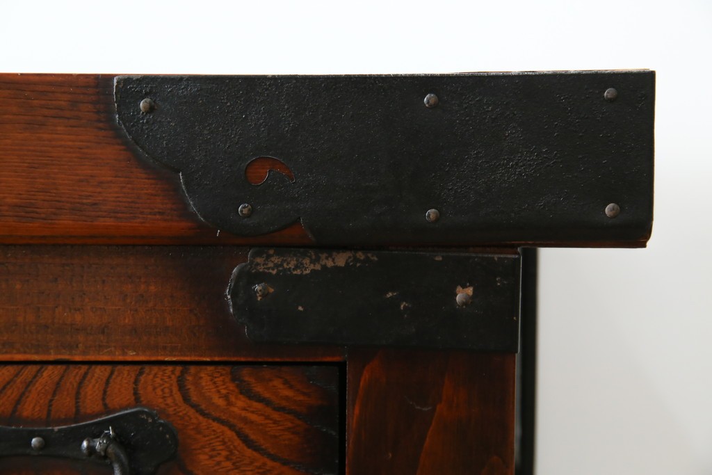 中古　アンティーク調　重厚な金具と引き戸の彫刻が印象的な車箪笥　(R-086019)