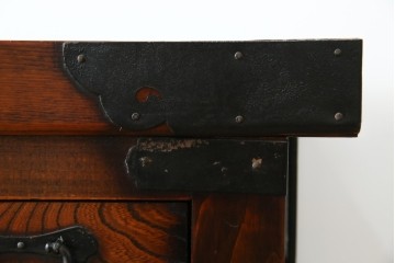 中古　アンティーク調　重厚な金具と引き戸の彫刻が印象的な車箪笥　(R-086019)