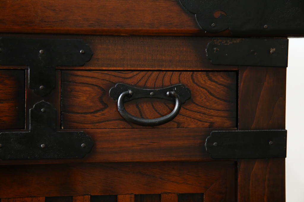 中古　アンティーク調　重厚な金具と引き戸の彫刻が印象的な車箪笥　(R-086019)