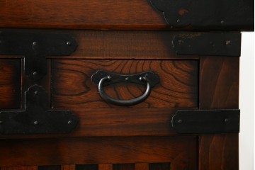 中古　アンティーク調　重厚な金具と引き戸の彫刻が印象的な車箪笥　(R-086019)