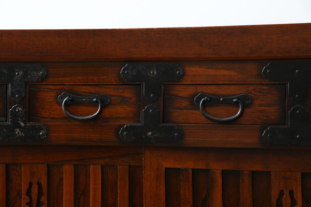 中古　アンティーク調　重厚な金具と引き戸の彫刻が印象的な車箪笥　(R-086019)