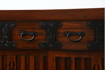 中古　アンティーク調　重厚な金具と引き戸の彫刻が印象的な車箪笥　(R-086019)
