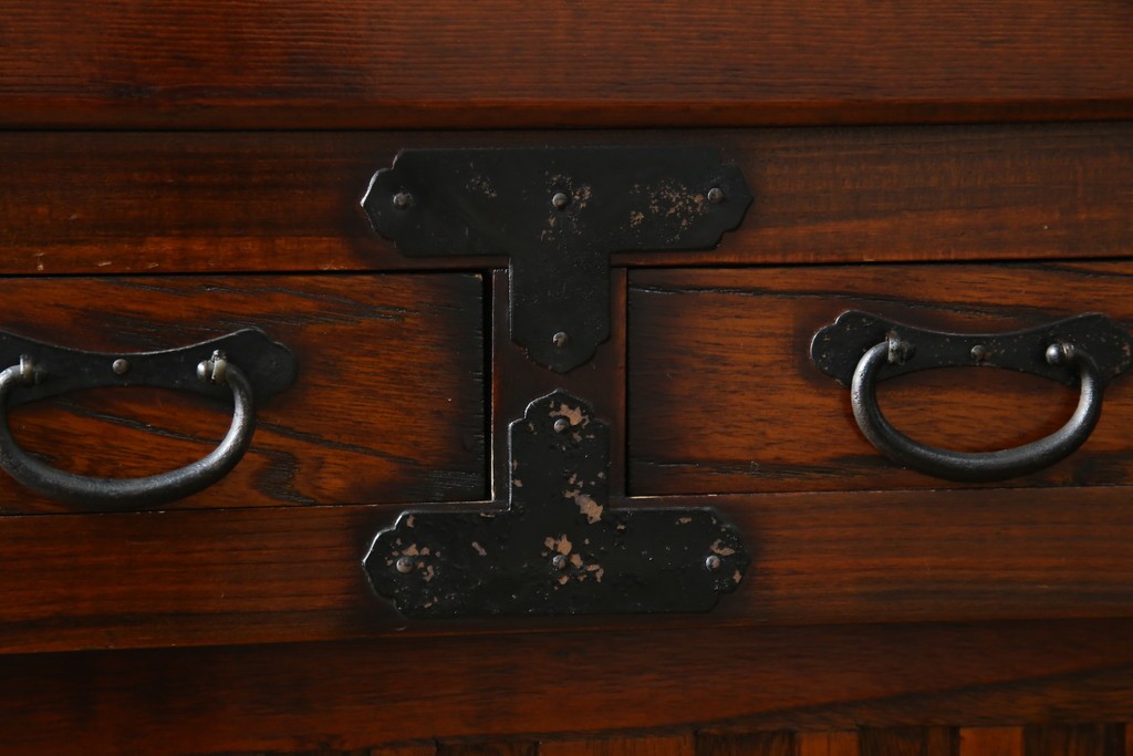 中古　アンティーク調　重厚な金具と引き戸の彫刻が印象的な車箪笥　(R-086019)