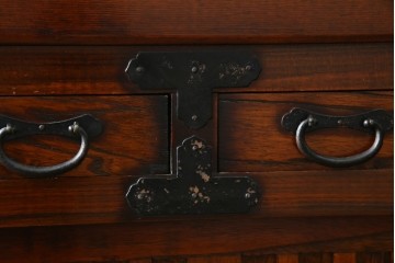 中古　アンティーク調　重厚な金具と引き戸の彫刻が印象的な車箪笥　(R-086019)