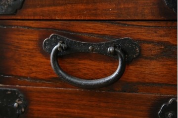 中古　アンティーク調　重厚な金具と引き戸の彫刻が印象的な車箪笥　(R-086019)