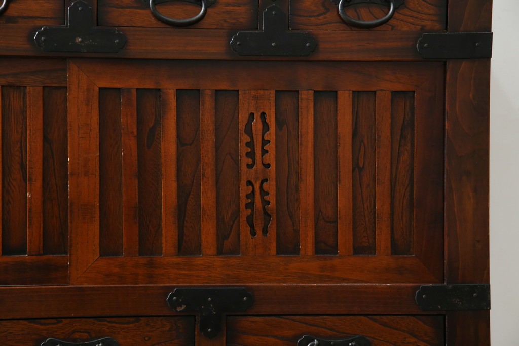 中古　アンティーク調　重厚な金具と引き戸の彫刻が印象的な車箪笥　(R-086019)