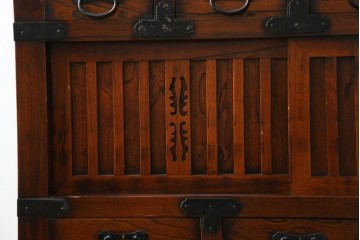 中古　アンティーク調　重厚な金具と引き戸の彫刻が印象的な車箪笥　(R-086019)
