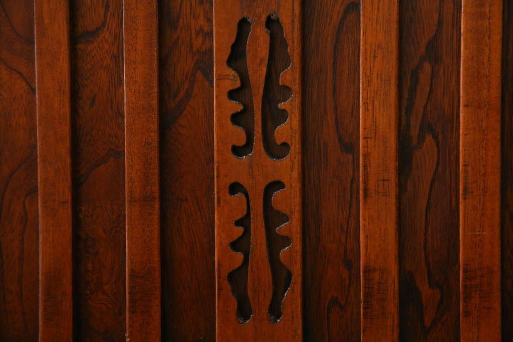 中古　アンティーク調　重厚な金具と引き戸の彫刻が印象的な車箪笥　(R-086019)