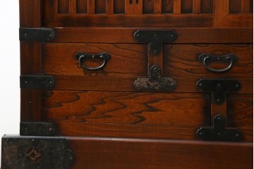 中古　アンティーク調　重厚な金具と引き戸の彫刻が印象的な車箪笥　(R-086019)