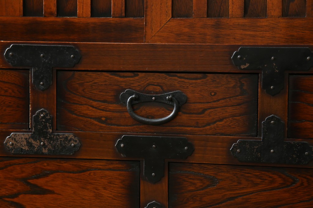 中古　アンティーク調　重厚な金具と引き戸の彫刻が印象的な車箪笥　(R-086019)