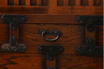 中古　アンティーク調　重厚な金具と引き戸の彫刻が印象的な車箪笥　(R-086019)