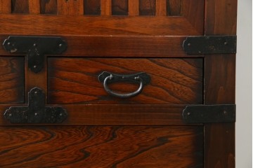 中古　アンティーク調　重厚な金具と引き戸の彫刻が印象的な車箪笥　(R-086019)