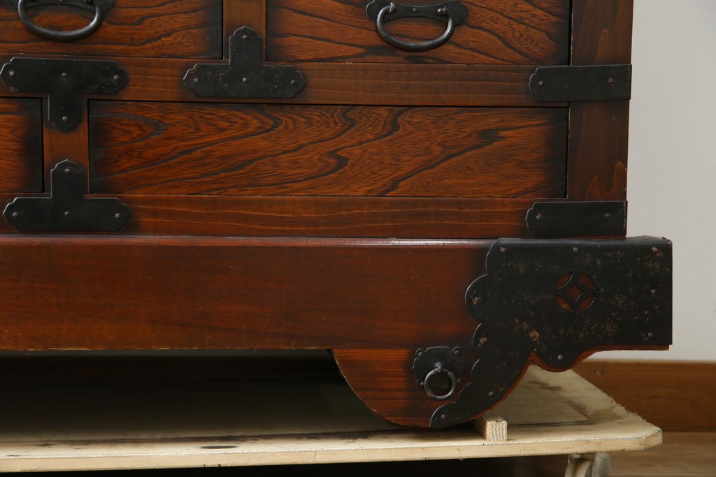 中古　アンティーク調　重厚な金具と引き戸の彫刻が印象的な車箪笥　(R-086019)