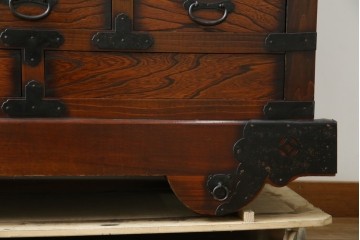 中古　アンティーク調　重厚な金具と引き戸の彫刻が印象的な車箪笥　(R-086019)