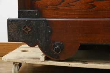 中古　アンティーク調　重厚な金具と引き戸の彫刻が印象的な車箪笥　(R-086019)