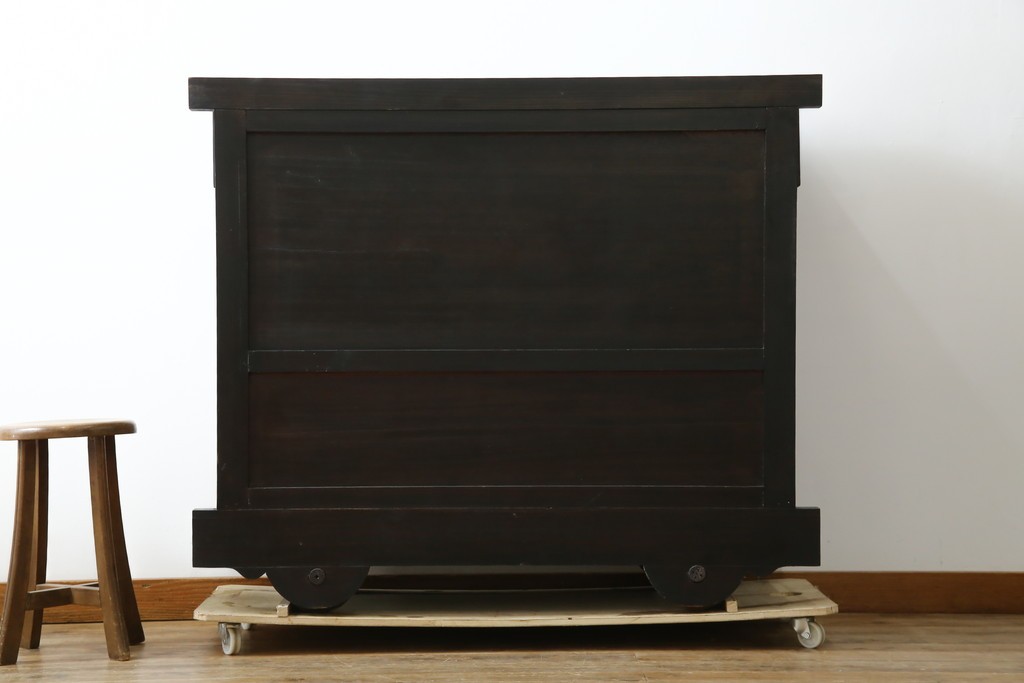 中古　アンティーク調　重厚な金具と引き戸の彫刻が印象的な車箪笥　(R-086019)