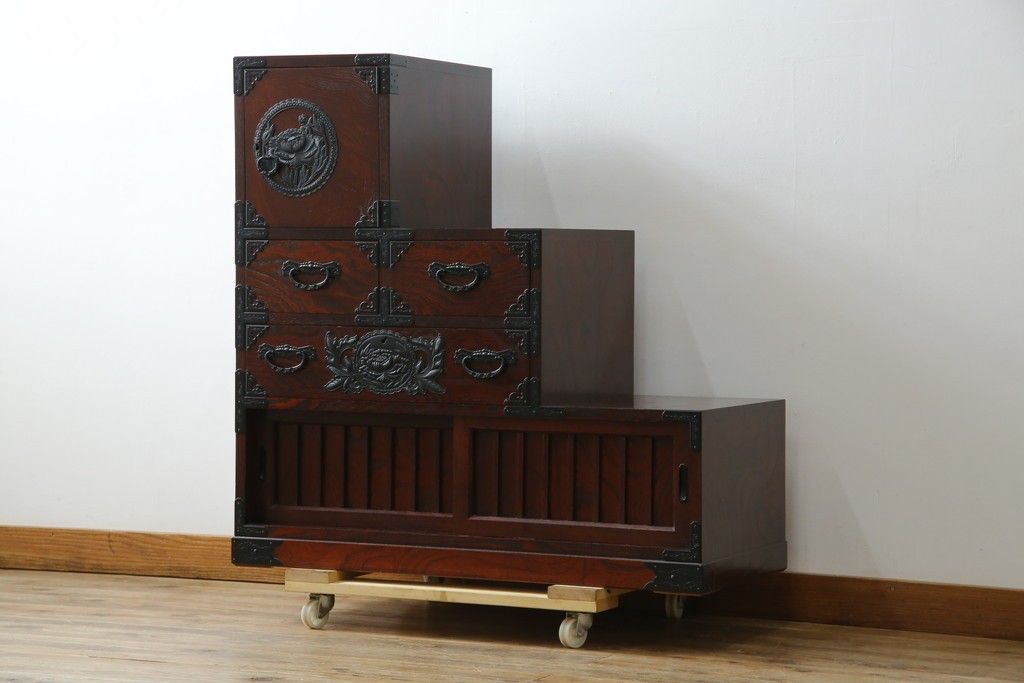 中古　美品　欅産業　仙台民芸箪笥(仙台箪笥)　牡丹文の重厚な金具が目を引く三尺階段箪笥　定価約50万円　(R-086020)