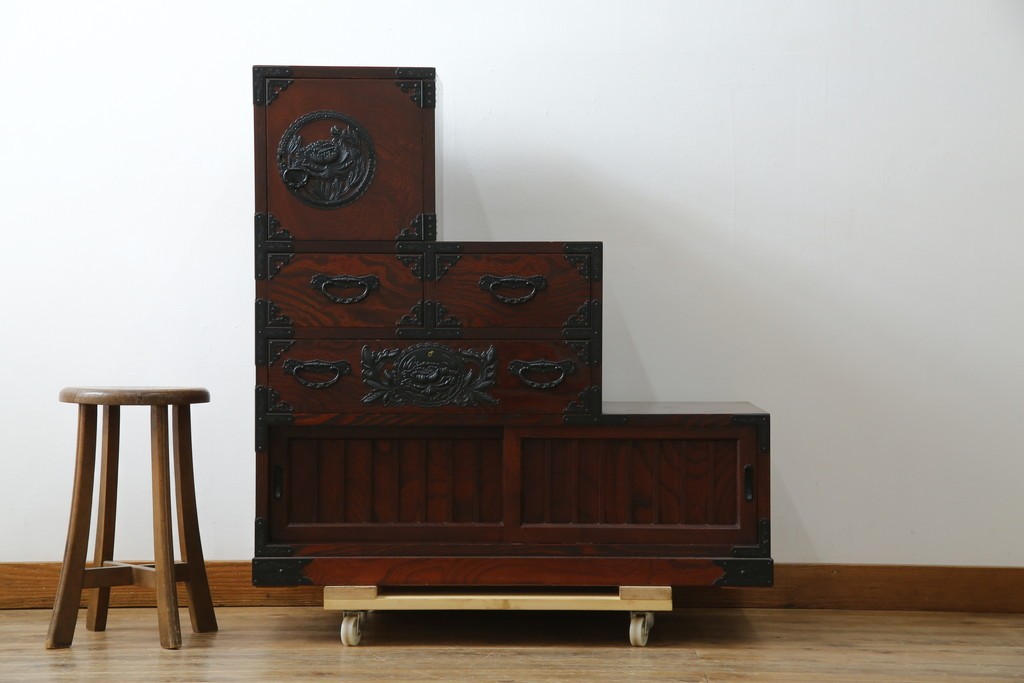 中古　美品　欅産業　仙台民芸箪笥(仙台箪笥)　牡丹文の重厚な金具が目を引く三尺階段箪笥　定価約50万円　(R-086020)