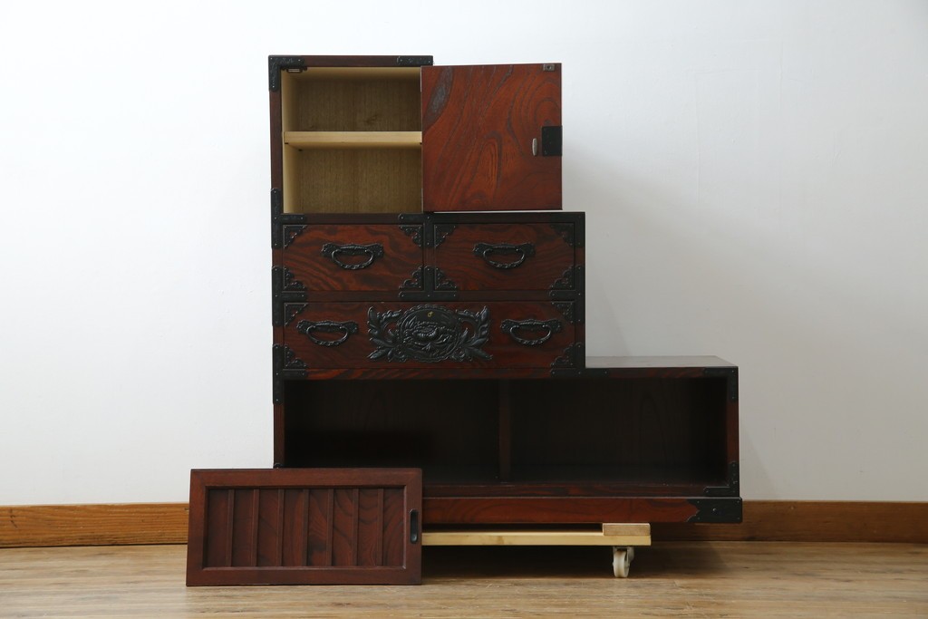中古　美品　欅産業　仙台民芸箪笥(仙台箪笥)　牡丹文の重厚な金具が目を引く三尺階段箪笥　定価約50万円　(R-086020)