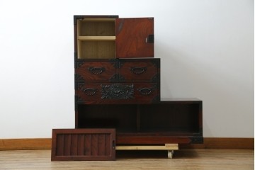 中古　美品　欅産業　仙台民芸箪笥(仙台箪笥)　牡丹文の重厚な金具が目を引く三尺階段箪笥　定価約50万円　(R-086020)