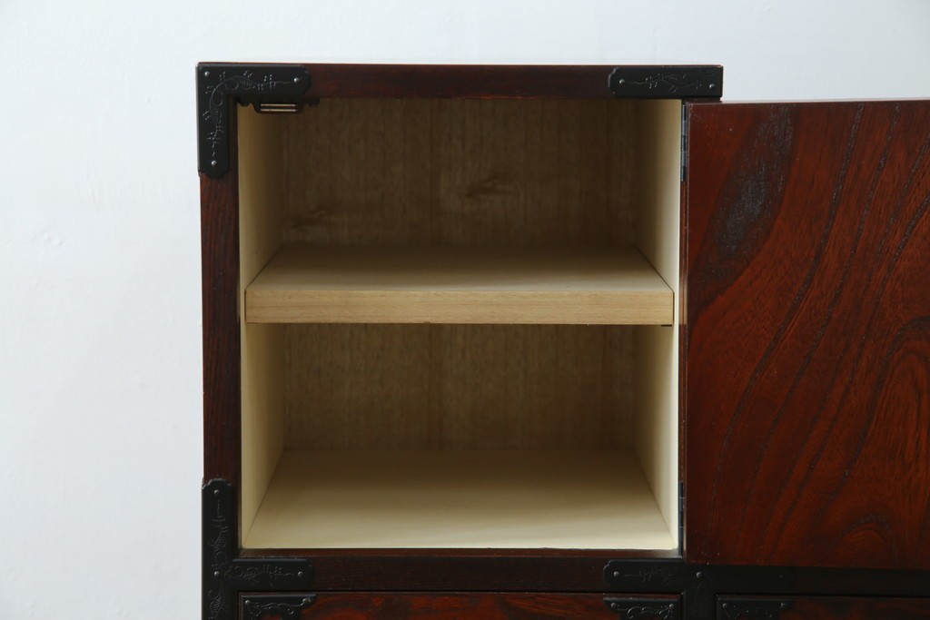 中古　美品　欅産業　仙台民芸箪笥(仙台箪笥)　牡丹文の重厚な金具が目を引く三尺階段箪笥　定価約50万円　(R-086020)