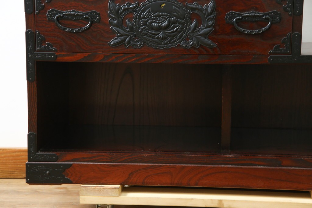 中古　美品　欅産業　仙台民芸箪笥(仙台箪笥)　牡丹文の重厚な金具が目を引く三尺階段箪笥　定価約50万円　(R-086020)