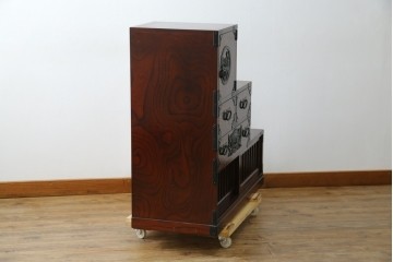 中古　美品　欅産業　仙台民芸箪笥(仙台箪笥)　牡丹文の重厚な金具が目を引く三尺階段箪笥　定価約50万円　(R-086020)