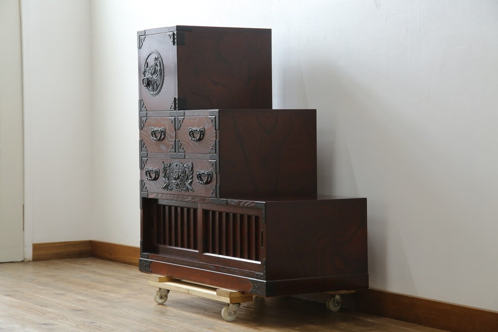 中古　美品　欅産業　仙台民芸箪笥(仙台箪笥)　牡丹文の重厚な金具が目を引く三尺階段箪笥　定価約50万円　(R-086020)