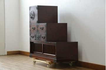 中古　美品　欅産業　仙台民芸箪笥(仙台箪笥)　牡丹文の重厚な金具が目を引く三尺階段箪笥　定価約50万円　(R-086020)