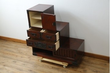 中古　美品　欅産業　仙台民芸箪笥(仙台箪笥)　牡丹文の重厚な金具が目を引く三尺階段箪笥　定価約50万円　(R-086020)