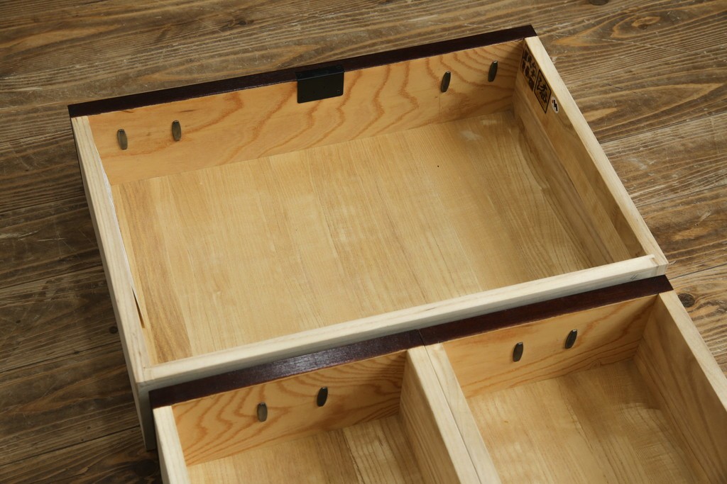 中古　美品　欅産業　仙台民芸箪笥(仙台箪笥)　牡丹文の重厚な金具が目を引く三尺階段箪笥　定価約50万円　(R-086020)