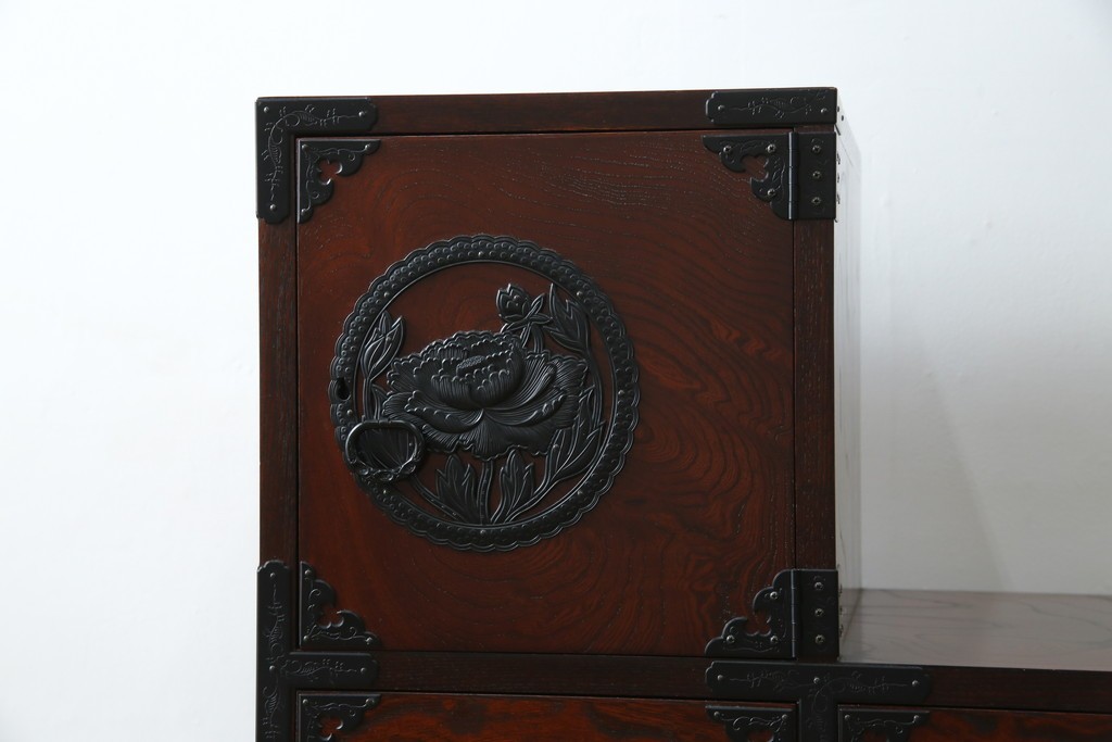 中古　美品　欅産業　仙台民芸箪笥(仙台箪笥)　牡丹文の重厚な金具が目を引く三尺階段箪笥　定価約50万円　(R-086020)