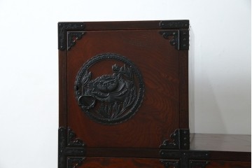 中古　美品　欅産業　仙台民芸箪笥(仙台箪笥)　牡丹文の重厚な金具が目を引く三尺階段箪笥　定価約50万円　(R-086020)