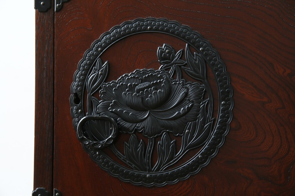 中古　美品　欅産業　仙台民芸箪笥(仙台箪笥)　牡丹文の重厚な金具が目を引く三尺階段箪笥　定価約50万円　(R-086020)