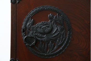 中古　美品　欅産業　仙台民芸箪笥(仙台箪笥)　牡丹文の重厚な金具が目を引く三尺階段箪笥　定価約50万円　(R-086020)