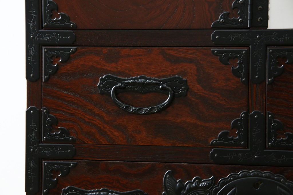 中古　美品　欅産業　仙台民芸箪笥(仙台箪笥)　牡丹文の重厚な金具が目を引く三尺階段箪笥　定価約50万円　(R-086020)