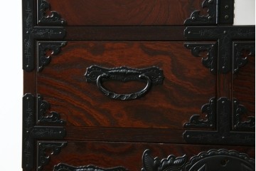 中古　美品　欅産業　仙台民芸箪笥(仙台箪笥)　牡丹文の重厚な金具が目を引く三尺階段箪笥　定価約50万円　(R-086020)