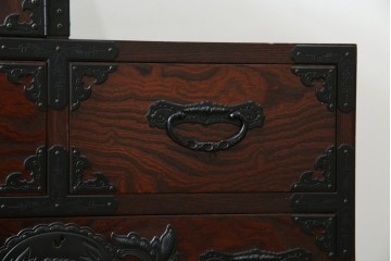 中古　美品　欅産業　仙台民芸箪笥(仙台箪笥)　牡丹文の重厚な金具が目を引く三尺階段箪笥　定価約50万円　(R-086020)
