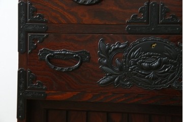 中古　美品　欅産業　仙台民芸箪笥(仙台箪笥)　牡丹文の重厚な金具が目を引く三尺階段箪笥　定価約50万円　(R-086020)