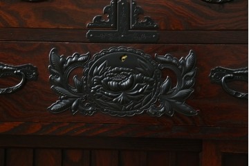 中古　美品　欅産業　仙台民芸箪笥(仙台箪笥)　牡丹文の重厚な金具が目を引く三尺階段箪笥　定価約50万円　(R-086020)