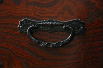 中古　美品　欅産業　仙台民芸箪笥(仙台箪笥)　牡丹文の重厚な金具が目を引く三尺階段箪笥　定価約50万円　(R-086020)