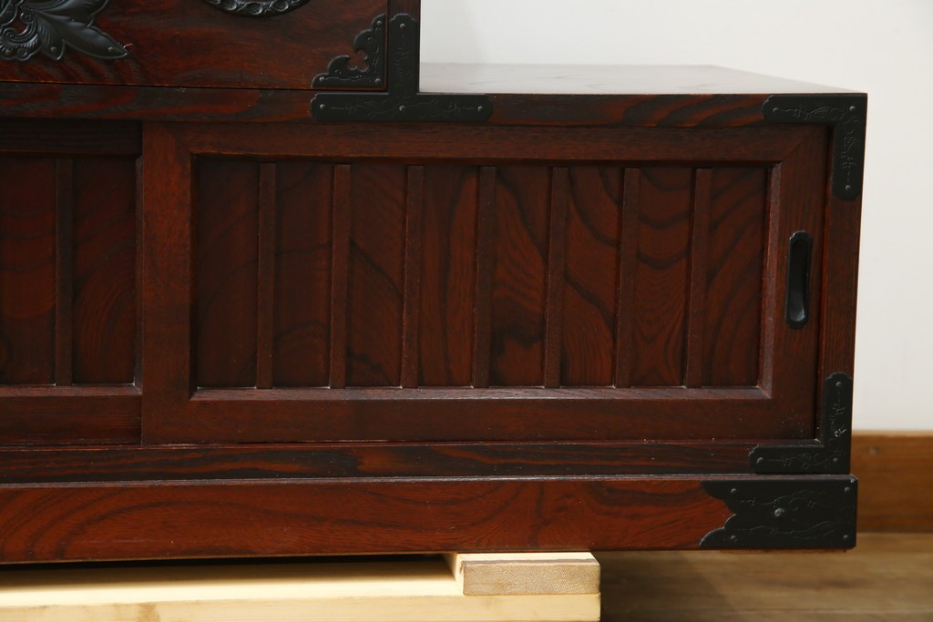 中古　美品　欅産業　仙台民芸箪笥(仙台箪笥)　牡丹文の重厚な金具が目を引く三尺階段箪笥　定価約50万円　(R-086020)