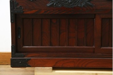 中古　美品　欅産業　仙台民芸箪笥(仙台箪笥)　牡丹文の重厚な金具が目を引く三尺階段箪笥　定価約50万円　(R-086020)