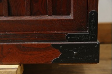 中古　美品　欅産業　仙台民芸箪笥(仙台箪笥)　牡丹文の重厚な金具が目を引く三尺階段箪笥　定価約50万円　(R-086020)